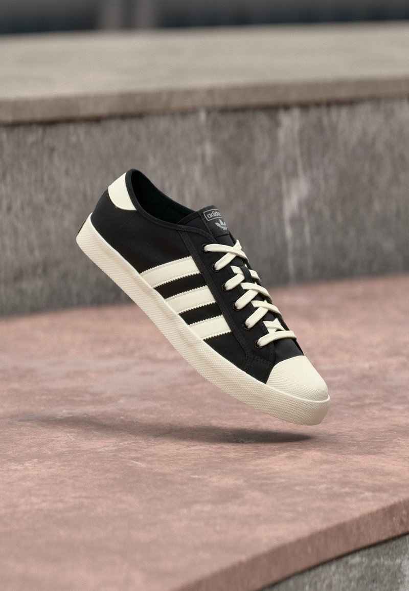 adidas Originals NISI core black/off white/black