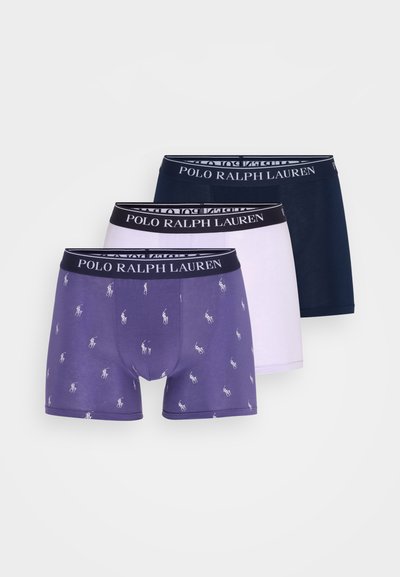 Três pares de boxers masculinos em roxo com padrões, branco e marinho. Cada um apresenta uma cintura preta com o logotipo "POLO RALPH LAUREN".