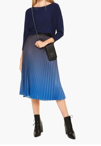 comma Sweter