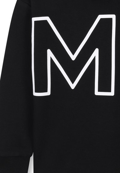 Felpa nera con un grande logo bianco "M" in un carattere audace. Il tessuto sembra morbido con una texture liscia e polsini a costine.