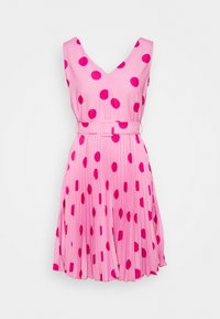 Robe sans manches rose avec de grands pois fuchsia, un décolleté en V et une jupe plissée, cintrée à la taille avec une ceinture assortie.