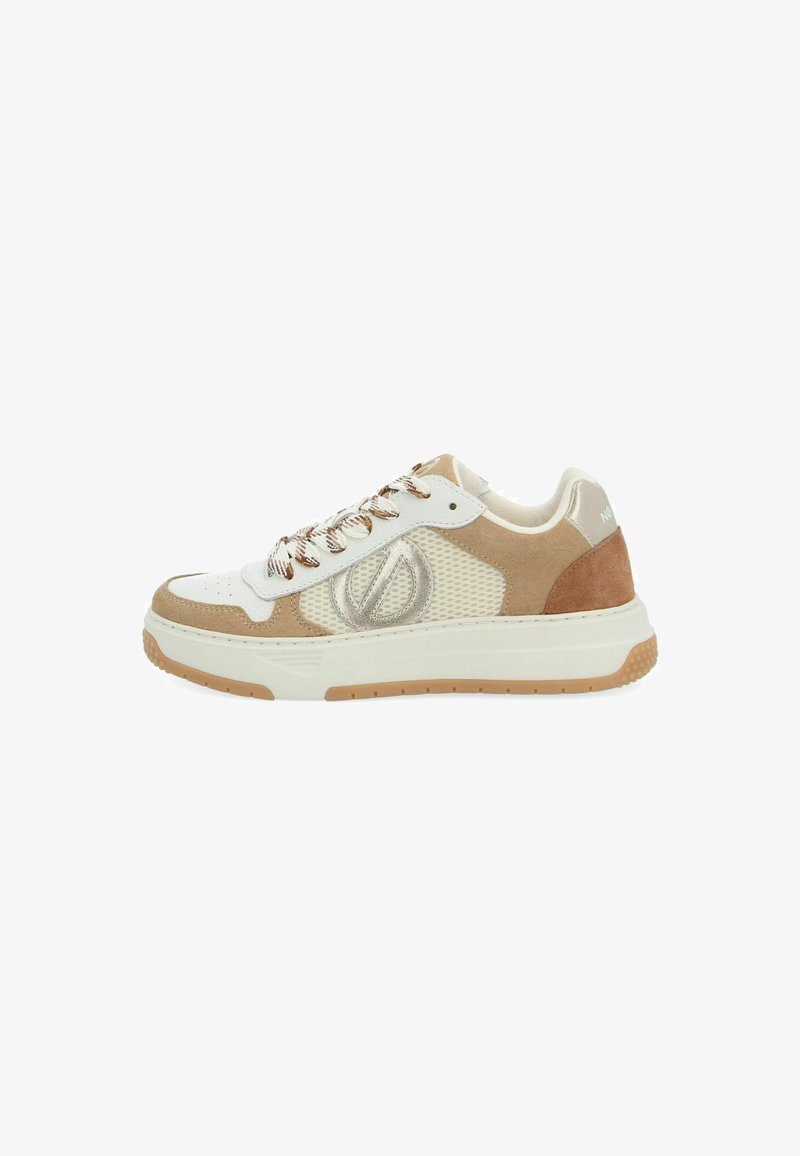 Sneaker con una combinazione di colori beige e crema, realizzate in mesh e suede, con una suola in gomma testurizzata e dettagli metallici sui lati.