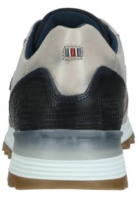 Pánské tenisky se hladkým světle šedým svrškem a texturovanou černou patou. Mají bílou a tan podrážku a malý detail loga v červené a modré barvě.