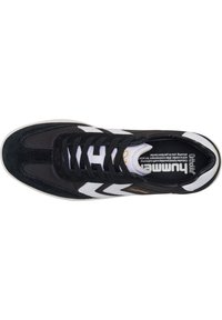 Sapatilha desportiva em preto e branco com materiais de camurça e malha, apresentando três riscas brancas, atacadores pretos e um colarinho acolchoado.