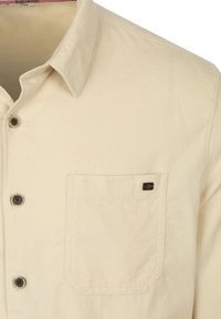 Beige overhemd met knopen in een gestructureerde stof, voorzien van een borstzak, bruine knopen en een klein zwart logo op de zak.