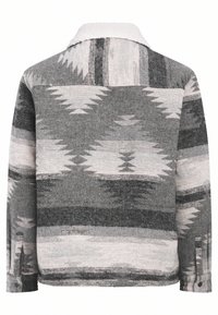 Giacca camicia grigia e bianca a motivo con colletto in sherpa, caratterizzata da motivi geometrici e maniche lunghe con polsini a bottoni.
