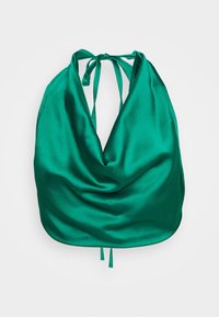Haut à col licou en satin vert avec un décolleté en V profond, un devant drapé et de fines attaches au cou et dans le dos. Texture lisse avec une finition brillante.