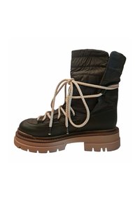 Botas de cuero negro hasta el tobillo con un empeine acolchado, cordones color crema y una suela beige gruesa. Presenta un panel texturizado y acolchado con costuras prominentes.