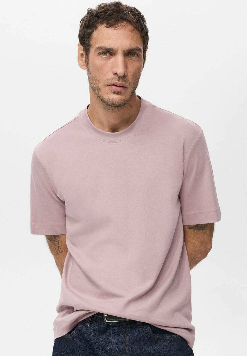 Light pink short-sleeve crew neck t-shirt, made of soft fabric with a smooth texture. Simple design, no patterns or visible hardware.