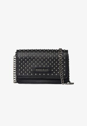 Sac à main en cuir noir Marc Ellis avec clous argentés et bandoulière chaîne argentée, forme rectangulaire avec fermeture à rabat.