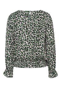 Langärmlige Bluse im grünen und schwarzen Leopardenmuster. Verfügt über einen runden Ausschnitt, einen elastischen Bund und geraffte Bündchen. Glatte Stoffstruktur.