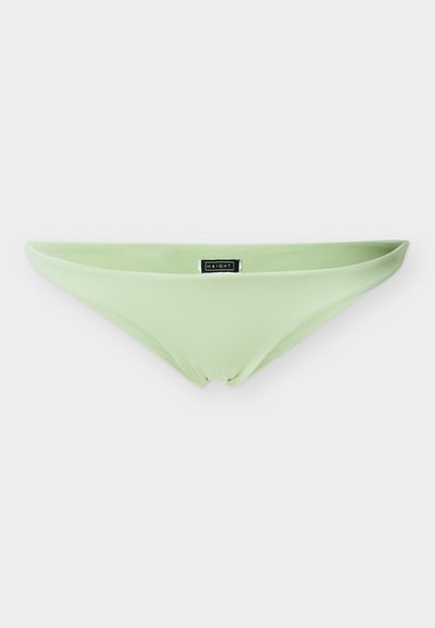 Bas de bikini vert en tissu lisse et extensible avec un design minimaliste et une coupe taille basse. Présente une étiquette de la marque à l'avant.