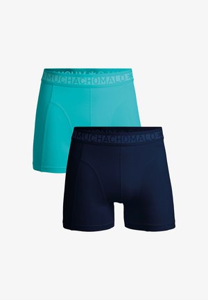 Két pár boxeralsó: az egyik türkiz, a másik sötétkék. Mindkettő logóval ellátott, elasztikus derékkal és sima, rugalmas anyaggal rendelkezik.