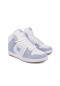 Tenisky v štýle high-top s bielou sieťovinou a jemným modrým semišom. Gumová podrážka, perforovaná špička pre priedušnosť a logo DC na boku.