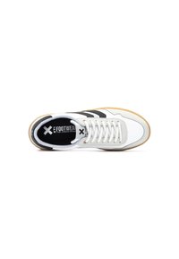Zapatillas blancas con rayas negras, material de cuero y tela, suela de goma, punta redonda, diseño de cordones y logo en la plantilla.