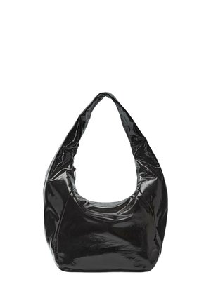 Schwarze, glänzende Tasche mit runder Form und einem breiten Schultergurt; verfügt über einen Reißverschluss und eine durchgehend glatte Oberfläche.