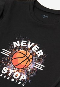 Černé bavlněné tričko s grafikou basketbalu, designem v oranžových a fialových skvrnách a bílým textem "NIKDY NEPŘESTÁVEJ SNÍT."