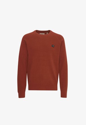 Rostfarbener Pullover aus geripptem Stoff, mit einem runden Halsausschnitt und langen Ärmeln, versehen mit einem kleinen schwarzen Markenetikett auf der Vorderseite.