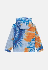Färgglad tie-dye-jacka med ett blått och orange mönster, tillverkad av ett mjukt tyg med huva och logodetaljer på baksidan.