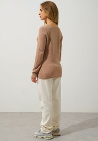 Authentic Cashmere BODMIN TUNISIAN COLLAR - Stickad tröja - mottled camel