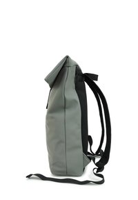 Grijze waterdichte rugzak met een oprolbare sluiting, gaasaccenten, gevormde zwarte banden en een slanke, rechthoekige vorm.