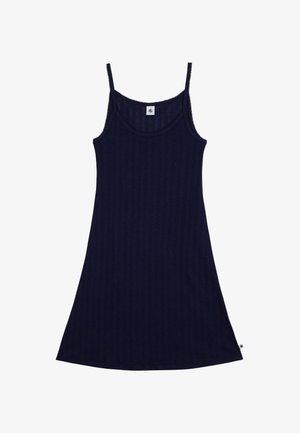 Marineblauwe mouwloze jurk met dunne bandjes, ronde hals, subtiel verticaal ribbelpatroon en klein label bij de zoom op een witte achtergrond.