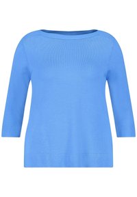 Pull en tricot bleu clair avec un grand décolleté, des manches trois-quarts et un ourlet droit. Texture lisse, design décontracté, sans motifs visibles.