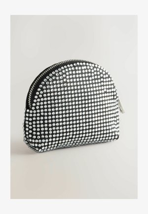 Zwarte tas met een afgeronde bovenkant, versierd met zilveren rhinestones. Heeft een zwarte ritssluiting en een gladde textuur.