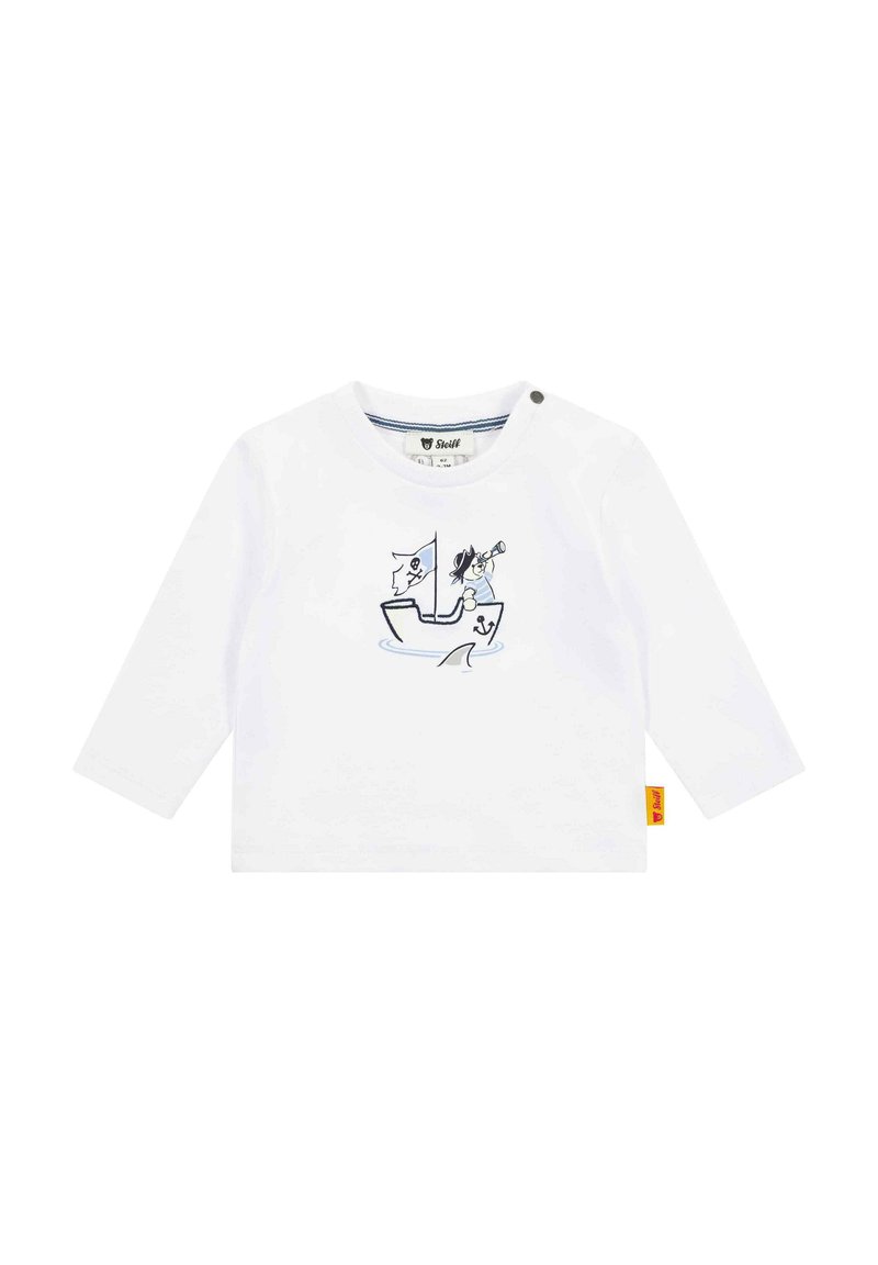 Camicia bianca a maniche lunghe con un'illustrazione a tema nautico che raffigura una barca, un pirata e uno squalo. Include un'etichetta gialla e una chiusura a scatto sulla spalla.