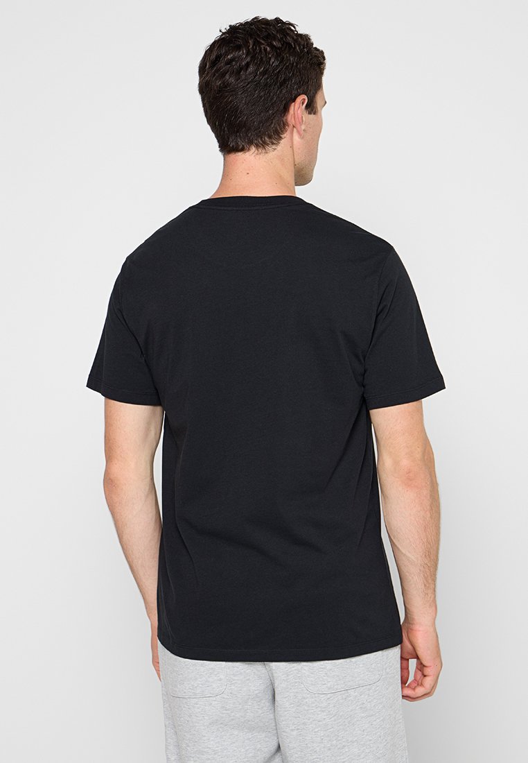 Czarny bawełniany t-shirt z krótkim rękawem, okrągłym dekoltem i gładką fakturą. Brak widocznych logo lub wzorów. Pokazano widok z tyłu.