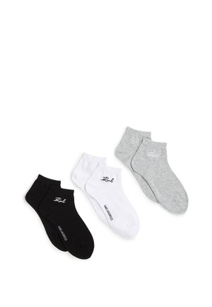 Trois paires de chaussettes de cheville : noires, blanches et grises. Chaque paire arbore un logo de couleur contrastante. Matériau en coton doux avec des poignets côtelés.