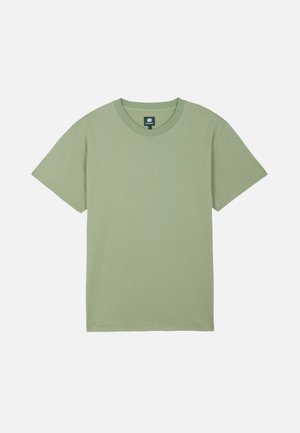 Camiseta de algodón de color verde claro con mangas cortas y cuello redondo, con un logo sutil en el pecho y un corte estándar sobre un fondo blanco liso.