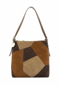 Bolsa tote de patchwork en tonos marrón y beige, fabricada en suave ante, con una sola correa y cierre de cremallera, que incluye un detalle de charm con logo en plata.