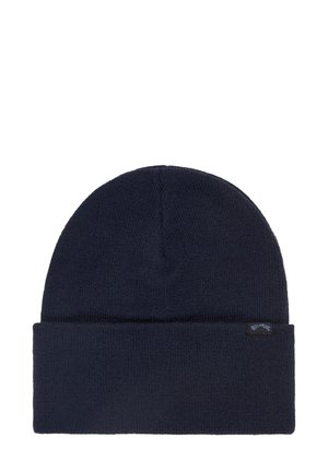 Włóczkowa granatowa czapka z podwiniętym mankietem, z małą metką marki po boku. Miękka tekstura i dopasowane fason.