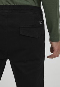 11 Project PRGAETANO REGULAR FIT - Hlače - black