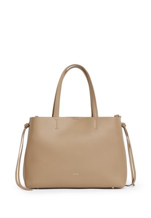 Borsa a mano in morbida pelle beige con doppi manici, nappine laterali e piccolo logo del marchio posizionato al centro vicino al fondo.