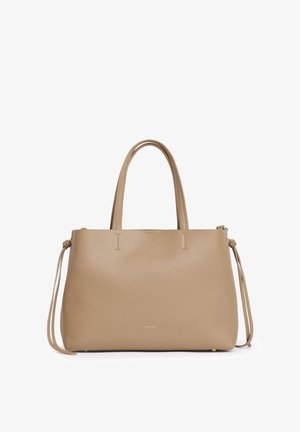 Beige glad leren totebag met dubbele handvatten, zijkwastjes en een klein merklogo gecentreerd vlakbij de onderkant.