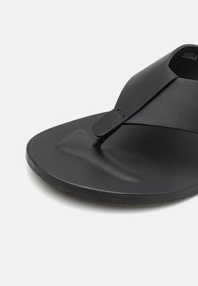 Stuart Weitzman BASTIAN - T veida siksniņu sandales - black