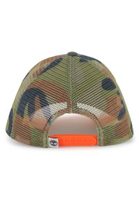 Casquette de baseball en maille camouflage avec une visière incurvée, réglable par un système de pression orange, et une petite étiquette de marque à l'arrière. Surface texturée.