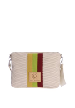 Bolso de pulsera beige texturizado con franjas verticales de tela amarilla, verde y roja y un parche de logo "don algodon" en tono tostado en el centro.