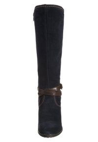 Bota de ante azul marino hasta la rodilla con una correa y detalle de hebilla en cuero marrón, con costuras contrastantes y suela de goma.