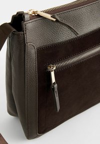 Next POCKET MESSENGER - REGULAR FIT - Rankinė per petį - chocolate brown