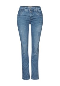 Jean en denim bleu clair avec une coupe droite, arborant des patchs déchirés et un design classique à cinq poches. Fermeture à deux boutons à la taille.