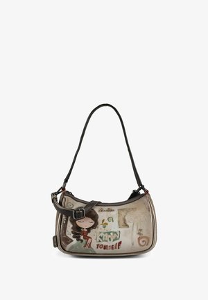 Borsa con tracolla in pelle marrone, corpo color crema con illustrazione di una donna dei cartoni e testo "Conosci te stesso", motivi decorativi sulla superficie.