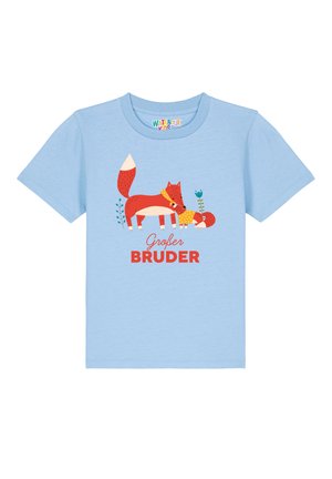 Hellblaues T-Shirt mit einem Motiv eines roten Fuchses und einem kleineren Fuchs mit einem gepunkteten Schal, der Text lautet "Großer Bruder" in fettem Rot.
