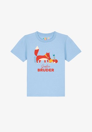 Lichtblau t-shirt met een afbeelding van een rode vos en een kleinere vos met een stippenstrik. De tekst luidt "Großer Bruder" in vet rood.