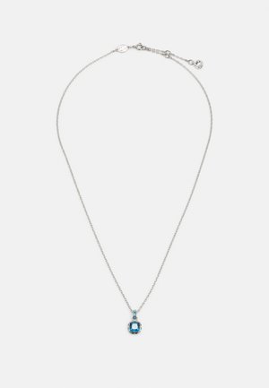 Collana in argento con pendente a gemma blu rettangolare, adornata con piccole pietre turchesi, che mette in risalto una finitura lucida e liscia.