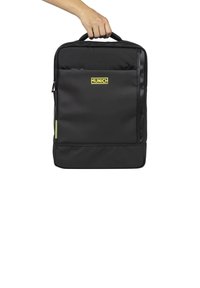 Sac à dos noir avec poignée, fermeture éclair, poche avant, logo jaune et accent vert. Fabriqué en matériau durable avec une forme rectangulaire.