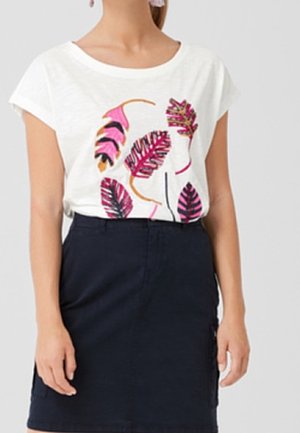 Hvid t-shirt med korte ærmer og farverigt bladmotiv; kombineret med en mørk marineblå nederdel. Glat tekstur, afslappet pasform.