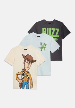 Tri detské tričká s postavičkami z Toy Story: béžové s Woodym, svetlomodré s Rexom a tmavošedé so zeleným textom "BUZZ".